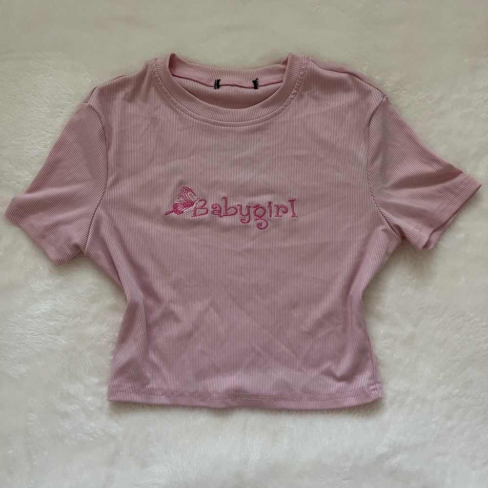 Soft Pink Cropped Tee with Crew Neck and Short Sleeves
